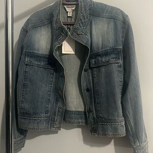 Beautiful and comfy jeans jacket.